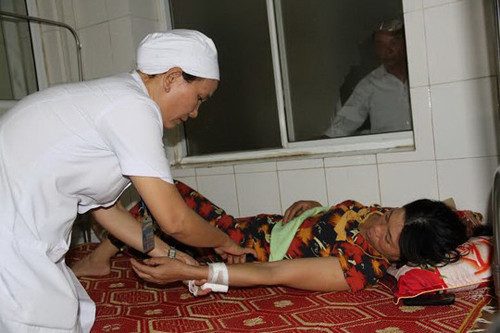 Một nạn nhân đang cấp cứu tại bệnh viện. Ảnh: NLĐ