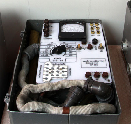 Thiết bị kiểm tra khối các truyền cảm góc 31E/01 của radar quang điện tử trên máy bay Su-30MK2.