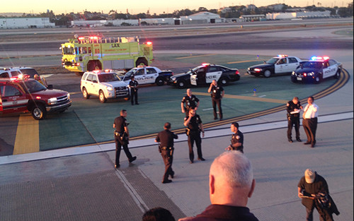 Cảnh sát và nhân viên cứu hỏa có mặt quanh máy bay sau sự cố. Ảnh: AP