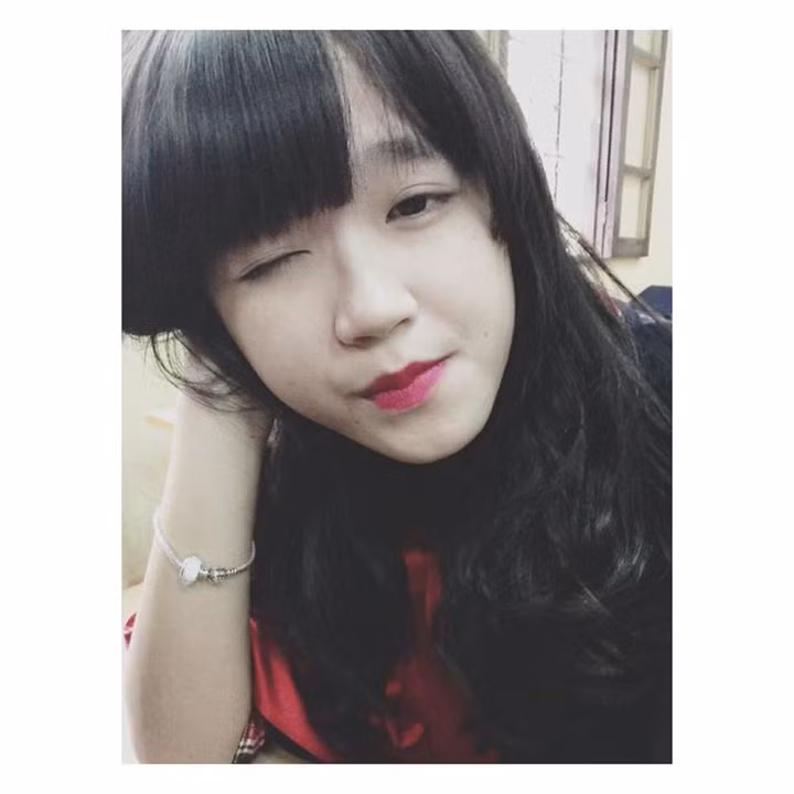 Tâm Xíu tên thật là Hoàng Thị Minh Tâm và là một trong những hot teen Hà thành sinh năm 1996 nổi bật nhất. Thời gian gần đây, Tâm Xíu được nhiều bạn trẻ biết đến, yêu quý nhờ ngoại hình ưa nhìn và đặc biệt là nụ cười thánh thiện, trong sáng.