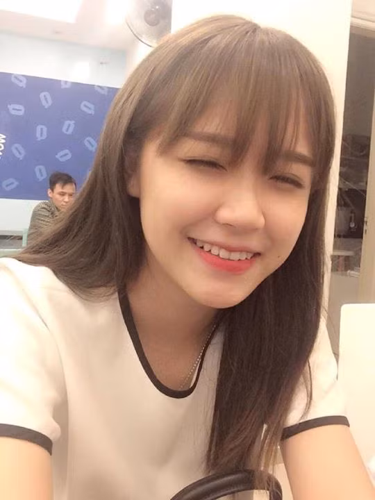 Theo tìm hiểu, cô gái trong bức ảnh gây sốt không phải là gương mặt quá xa lạ với teen Hà thành và cư dân mạng. Tâm Xíu là nickname của cô nàng xinh đẹp, có nụ cười "dễ gây kích thích" một cách đáng yêu, khiến nhiều người phải phát cuồng.