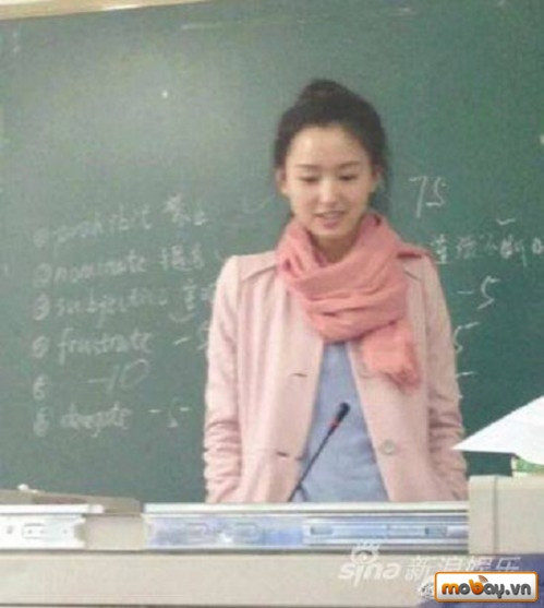 Thậm chí, cô giáo xinh đẹp này còn là nguồn cơn của rất nhiều cuộc tranh cãi một số diễn đàn của sinh viên Trung Quốc. Khi mà các sinh viên thi nhau chụp lén cô giáo của mình và khoe lên mạng và mở cả những cuộc bình chọn để tìm ra cô giáo nào xinh đẹp, hớp hồn nhất.