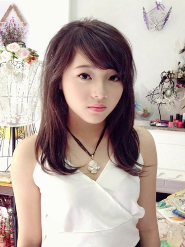 Sau khi tìm hiểu, cư dân mạng biết được cô gái đáng yêu trong bức ảnh chụp lén là Nguyễn Thi Phương, sinh năm 1994, đang là sinh viên trường Đại học Tôn Đức Thắng, TP HCM. Bức ảnh chụp lén của Thi Phương là tại căng tin của trường, xuất hiện trên mạng và vô tình đưa cô trở thành một hot girl mạng.