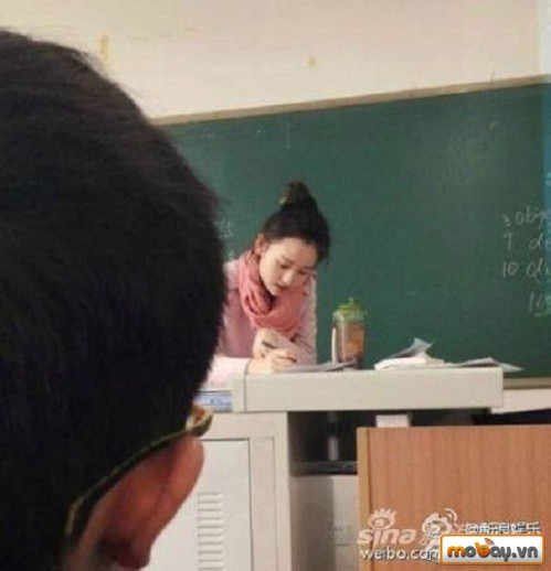 Trong ảnh là cô gái thùy mị, dịu dàng trong một lớp học của Đại học Sư phạm Tứ Xuyên, Trung Quốc. Cô giáo dạy Anh văn được sinh viên chụp trộm khi đang đứng trên bục giảng và nhanh chóng nổi tiếng trên mạng xã hội khi được so sánh với các ngôi sao điện ảnh như Đông Lệ Á, Lưu Thi Thi...
