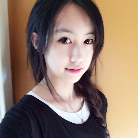 Bất ngờ nổi tiếng nhưng Thiên Trang không quá "hí hửng" với điều này. Cô gái xinh đẹp vẫn tỏ ra rất khiêm tốn, kiệm lời và không quá tích cực với những hoạt động bề nổi. Tuy nhiên chính vẻ đẹp, cá tính có phần lạnh lùng này lại càng khiến Thiên Trang có thêm sức hút.