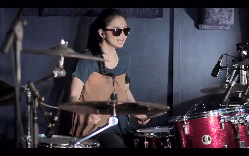 Xuất hiện trong clip chơi trống theo bài nhạc "Payphone" rất điêu luyện, cô gái trắng trẻo, tươi tắn nhưng đeo kính đen rất bí ẩn khiến cư dân mạng Việt tò mò.