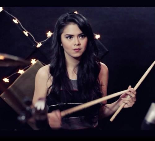 Theo tìm hiểu, cô gái trong clip là Rani Ramadhany, 20 tuổi, người Indonesia. Lùng thêm các thông tin về cô nàng, được biết Rani là một hot girl khá nổi tiếng tại đất nước vạn đảo.