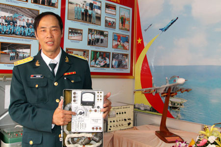 Thượng tá QNCN Lê Văn Tăng giới thiệu Thiết bị kiểm tra khối các truyền cảm góc 31E/01 của radar quang điện tử trên máy bay Su-30MK2.