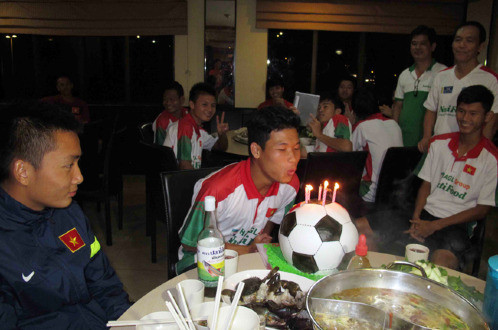 Ngày 20/8, để mừng sinh nhật trung vệ Trần Hữu Đông Triều và mừng chiến thắng của U19 Việt Nam trước U19 Thái Lan tại giải U22 Đông Nam Á, các cầu thủ U19 và ban huấn luận đã tổ chức một bữa tiệc đặc biệt ngay trên đất Brunei.