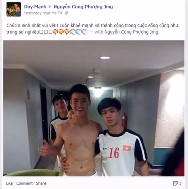 Không nến, không hoa, không bánh kem... Sinh nhật của Nguyễn Công Phượng trôi qua lặng lẽ nhưng vẫn ngập tràn tình cảm, sự yêu thương của bạn bè, đồng đội. Các cầu thủ thi nhau lên Facebook của Công Phượng viết những lời chúc đáng yêu gửi tới chàng cầu thủ xứ Nghệ.