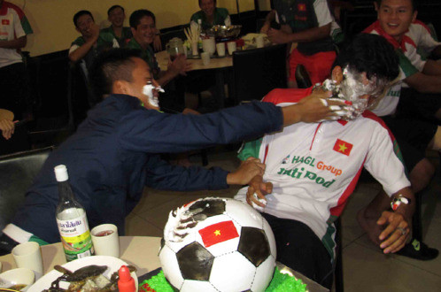 Bữa tiệc của Đông Triều cũng có bánh kem và nhiều món khác trong bữa ăn tại nhà khách. Sau khi thổi nến mừng tuổi mới Đông Triều cùng bạn bè đùa nghịch rất vui vẻ.