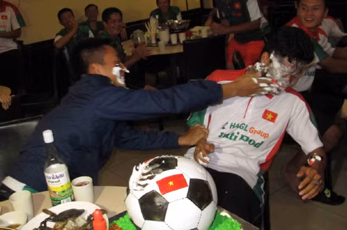 Bữa tiệc của Đông Triều cũng có bánh kem và nhiều món khác trong bữa ăn tại nhà khách. Sau khi thổi nến mừng tuổi mới Đông Triều cùng bạn bè đùa nghịch rất vui vẻ.