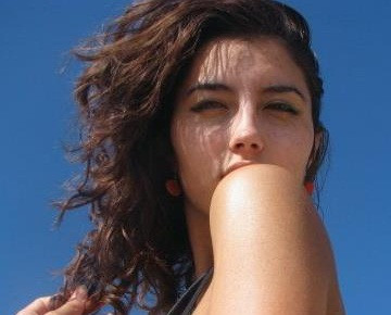 Cư dân mạng mau chóng bị nhan sắc, tài năng của Lea "tán đổ". Những bức ảnh của nữ phiên dịch viên được rất nhiều người tìm kiếm. Được biết sự hiện diện của nữ phiên dịch viên xinh đẹp không chỉ hấp dẫn khán giả mà còn khiến các nam đồng nghiệp, cánh phóng viên, nhiếp ảnh gia có mặt tại buổi họp báo chú ý.