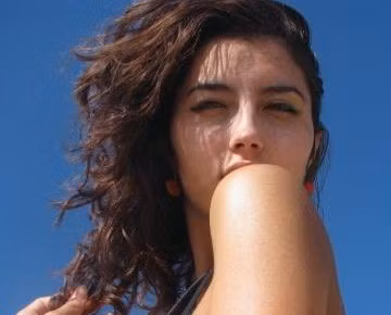 Cư dân mạng mau chóng bị nhan sắc, tài năng của Lea "tán đổ". Những bức ảnh của nữ phiên dịch viên được rất nhiều người tìm kiếm. Được biết sự hiện diện của nữ phiên dịch viên xinh đẹp không chỉ hấp dẫn khán giả mà còn khiến các nam đồng nghiệp, cánh phóng viên, nhiếp ảnh gia có mặt tại buổi họp báo chú ý.