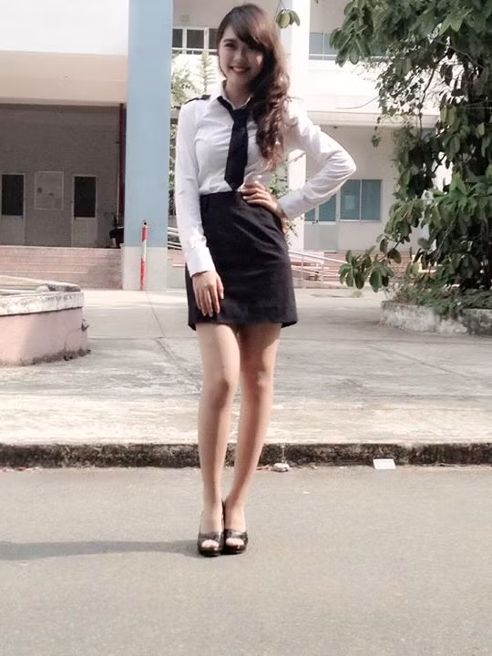 Cô bạn quê gốc Phú Yên có rất nhiều bức ảnh đáng yêu trong bộ đồng phục của VAA. Tường Linh gây nhiều chú ý bởi ngoại hình ưa nhìn, nụ cười lém lỉnh và tính tình vui nhộn.