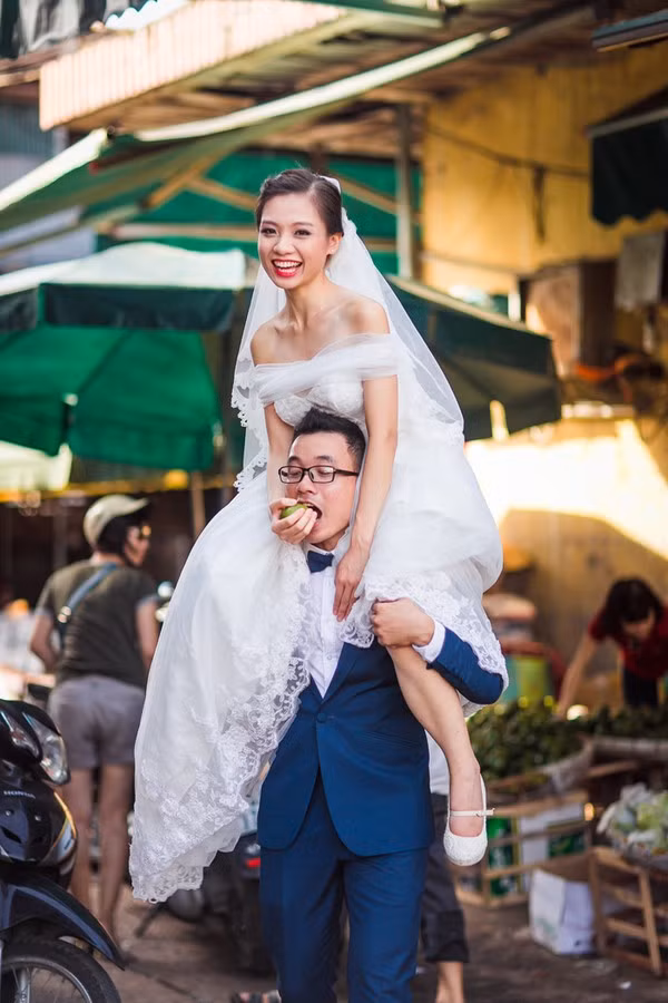 Ngắm nhìn những khoảnh khắc này có thể cảm nhận được tình yêu, sự gắn bó và cảm xúc của đôi trẻ được thể hiện một cách hết sức tự nhiên.