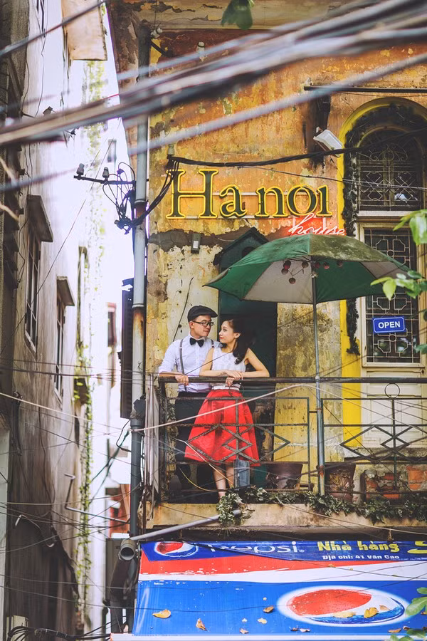 Có vẻ như thời gian gần đây, sự đơn giản, gần gũi đang được chú trọng trong những bộ ảnh cưới. Chính những hình ảnh có vẻ như "kém trau chuốt" này lại tạo nên cái nhìn hấp dẫn, cảm xúc cho chủ nhân bức ảnh và cả những người xem.