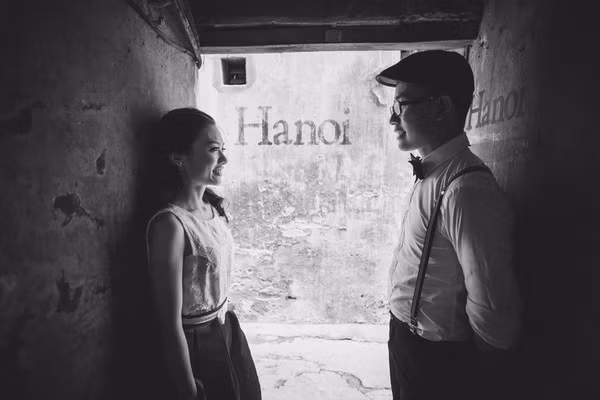 Chính sự giản dị, thân quen mà những bối cảnh ở Hà Nội đã làm nên điểm đặc biệt thu hút trong bộ ảnh cưới của MC Anh Vũ của VTV và cô dâu Quỳnh Anh. Ảnh: Leo Bùi.