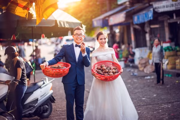 Được biết MC Anh Vũ và cô dâu Quỳnh Anh gặp gỡ, yêu nhau khá bất ngờ khi cả hai cùng làm việc cho kênh VTV6. Họ vừa cưới nhau trong tháng 9, sau khi cưới Quỳnh Anh muốn quay trở lại Mỹ để tiếp tục con đường học vấn nên cặp đôi đã quyết định chụp một bộ ảnh cưới với hình ảnh Hà Nội làm chủ đạo để làm kỷ niệm.