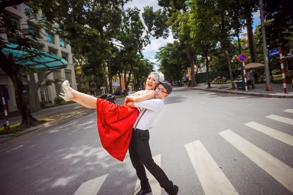 Bộ ảnh của cưới của MC Anh Vũ và cô dâu Quỳnh Anh được thực hiện tại những địa điểm quen thuộc tại Hà Nội như bờ Hồ, phố cổ... Được biết cặp đôi cứ đi lang thang, thấy thích nơi nào là chụp ngay ở đó.