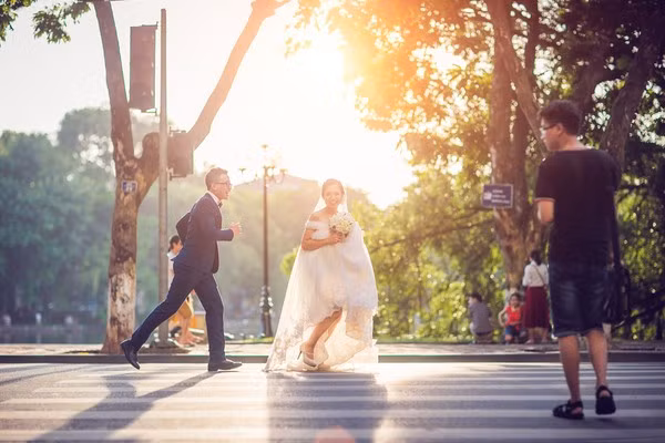 Chính sự xuất hiện của các "diễn viên phụ" đã tạo thêm sự gần gũi, đáng yêu cho các bức ảnh.