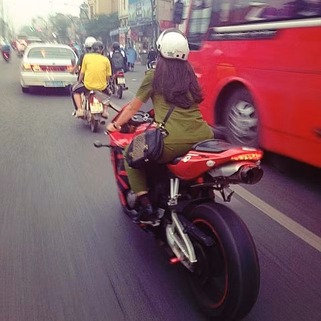 Cũng là một cô nàng bí ẩn gây sốt khác... Nữ công an cưỡi xe phân khối lớn đi trên đường phố Hà Nội có sức hấp dẫn rất lớn, gây tò mò với rất nhiều đấng mày râu, những bạn trai yêu thích vẻ đẹp cá tính và siêu "ngầu".