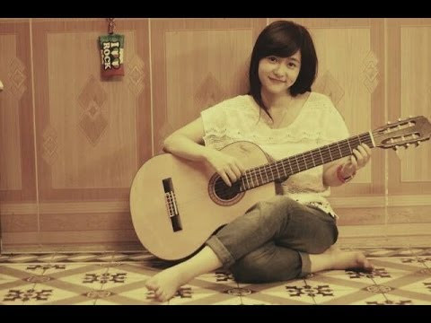 Xuất hiện trong một số clip cover trên Youtube, cô bạn có má lúm đồng tiền, đẹp trong sáng, nhẹ nhàng, thường ôm đàn guitar cũng từng đốn tim bao cư dân mạng. Không chỉ có giọng hát hay, cô nàng bí ẩn còn có nhiều cử chỉ dễ thương khiến hình ảnh của mình nhanh chóng gây sốt trên mạng.