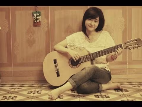 Xuất hiện trong một số clip cover trên Youtube, cô bạn có má lúm đồng tiền, đẹp trong sáng, nhẹ nhàng, thường ôm đàn guitar cũng từng đốn tim bao cư dân mạng. Không chỉ có giọng hát hay, cô nàng bí ẩn còn có nhiều cử chỉ dễ thương khiến hình ảnh của mình nhanh chóng gây sốt trên mạng.