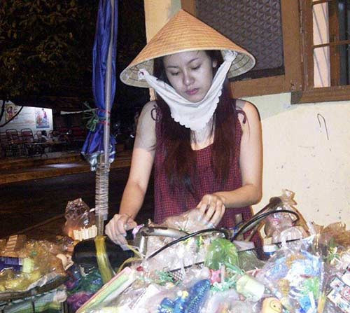 Gây bão mạng Việt Nam thời điểm tháng 6-7/2013, Bà Tưng khi đó là một cô gái lộng ngôn, thích khoe hàng trên mạng. Rồi bất chợt cô có ý định nhảy vào showbiz, rồi bị cấm biểu diễn và bắt đầu thay đổi hình ảnh. Không ít lần cô gái Sài Gòn quê gốc Nghệ An nói về gia cảnh của mình... và người ta có thể thấy đằng sau một cô nàng hot girl cũng có những câu chuyện đắng cay về quá khứ, tuổi thơ không hạnh phúc như "ba có bồ, ba đánh đập mẹ nhiều lắm..."