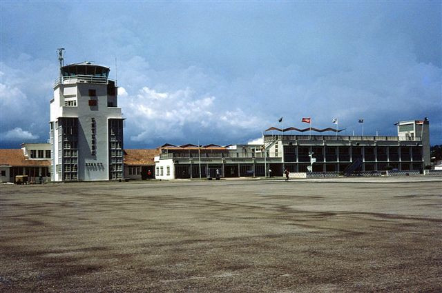 Dưới sự chỉ huy của Trung tá Yonatan Netanyahu (anh trai của Thủ tướng Israel đương nhiệm Benjamin Netanyahu), một chiến dịch giải cứu con tin tại nhà ga sân bay Entebbe bắt đầu ngày 4/7/1976.