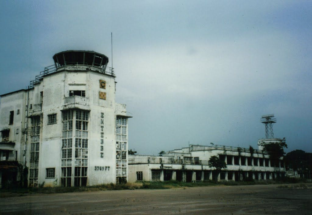 Toà nhà nơi các con tin bị giữ từng được một công ty Israel xây dựng, và công ty này vẫn còn các bản thiết kế. Trong khi lên kế hoạch cho chiến dịch quân sự, quân đội Israel đã xây dựng phiên bản một phần của nhà ga sân bay với sự giúp đỡ của công ty đó.