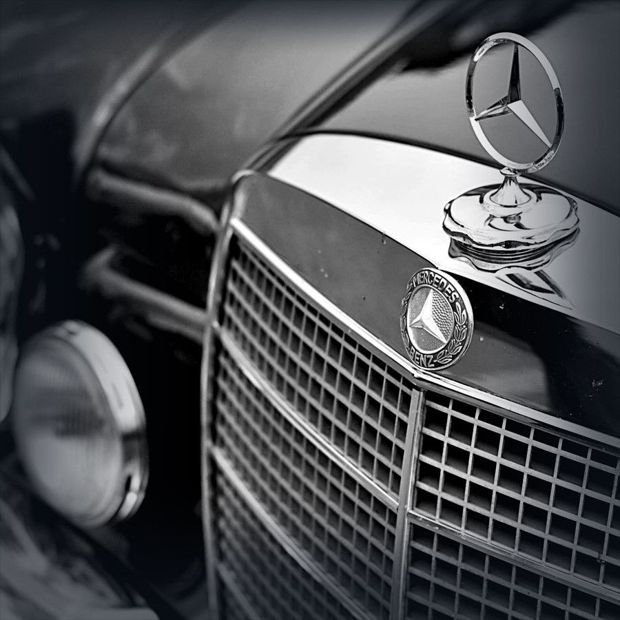 Lính Israel đã gần như thành công trong việc tiếp cận nhà ga. Song có một sơ suất: họ dùng xe tay lái nghịch, trong khi các quan chức Uganda đi xe Mercedes tay lái thuận. Hai lính gác Uganda đã phát hiện ra sự khác lạ này. Toán đặc nhiệm Israel nhanh chóng tiêu diệt các lính gác, song yếu tố bất ngờ đã mất.