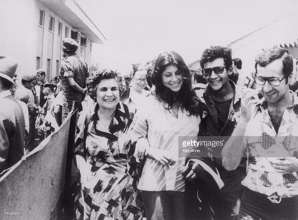 Đội tấn công của Israel tiếp tục tiêu diệt các binh sĩ Udganda xuất hiện tại sân bay và nhanh chóng đưa các con tin cùng thi thể bay Yonatan Netanyahu lên khoang máy, sau đó rời sân bay Entebbe. Cuộc giải cứu con tin đã thành công, dù không thực sự mỹ mãn.