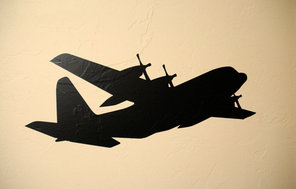 Trong lúc ấy, ba chiếc C-130 khác của Israel đã hạ cánh và triển khai các xe bọc thép chở quân, được dùng để phòng vệ và phá huỷ các máy bay chiến đấu của Uganda tại sân bay để ngăn chúng đuổi theo các máy bay của Israel sau khi họ đã rời sân bay Entebbe.