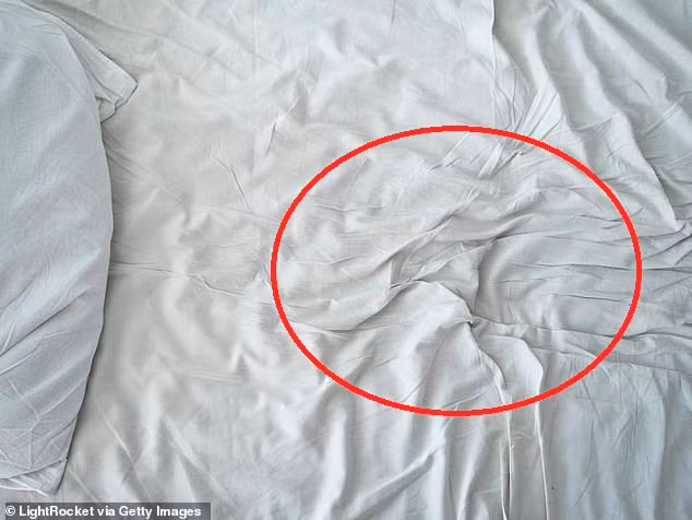 Tro ve phat hien nha bi dot nhap va dieu ghe tom tren ga giuong