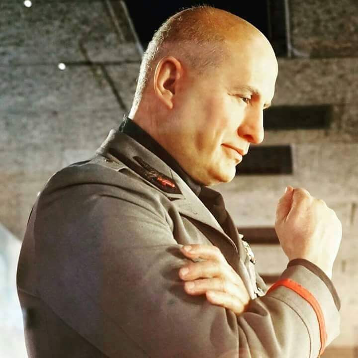 Mussolini sau đó trở lại nắm quyền tại khu vực Đức tạm chiếm ở Italia. Cuối cuộc chiến, Mussolini lại mất quyền lực và bị treo cổ ngày 28/4/1945.