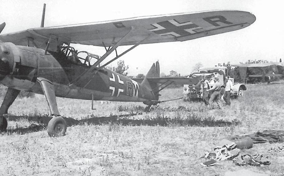 Trước đó, vào ngày 25/7/1943, Đại hội đồng phát xít của chính phủ Italia hạ lệnh thay thế và bắt giữ nhà độc tài Italia Benito Mussolini. Không muốn mất một đồng minh quý giá, Adolph Hitler đã hạ lệnh cho lính dù Đức giải cứu hắn.