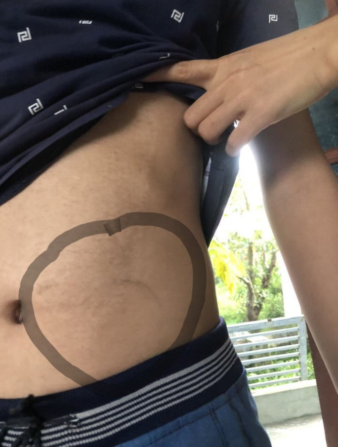 Nu sinh bi giau dep, 5 nguoi lon di xe hop toi xong vao truong danh nam sinh lop 8