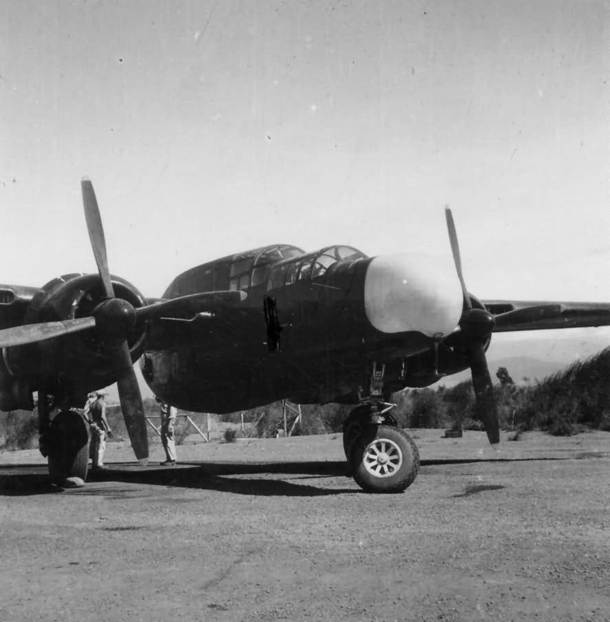 Khi chiến dịch bắt đầu, Đại úy Kenneth Schrieber đã thực hiện một hành động nghi binh độc đáo. Anh lái một máy bay tiêm kích đánh chặn P-61 Black Widow bay qua trại tù binh, bằng cách vừa tắt rồi lại khởi động động cơ tạo ra những tiếng nổ lớn như thể chiếc máy bay bị hỏng và sắp rơi đến nơi.