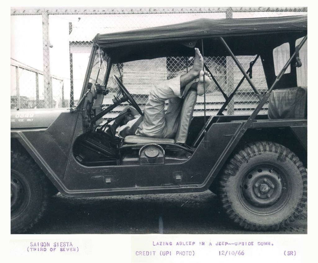 Dáng vẻ khá thoải mái của một tài xế ngủ trên băng ghế trước của chiếc xe dã chiến, Sài Gòn năm 1966.
