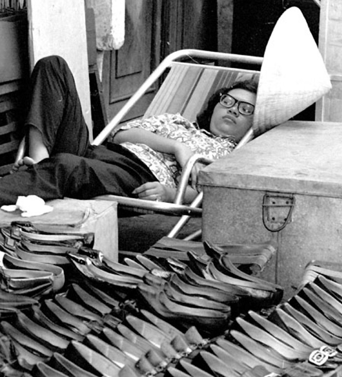 Giấc ngủ của người bán giày vỉa hè, 1970.