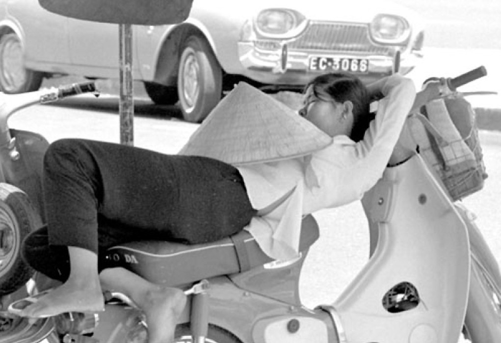 Giấc ngủ chênh vênh của thiếu nữ trên xe Honda, 1970.