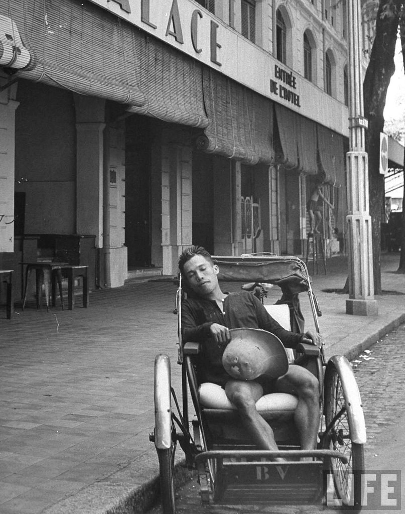 Người lái xích lô bên lề đường cạnh khách sạn Continental palace.