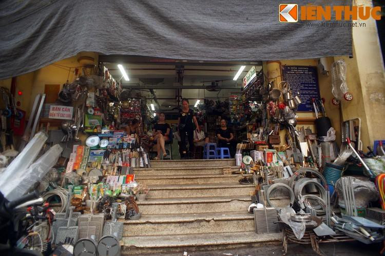 Tên chợ Cầu Đông khiến nhiều người liên tưởng đến câu ca dao “Bà già đi chợ Cầu Đông". Nhưng thực tế khu chợ trong câu ca dao không còn nữa, chợ Cầu Đông hiện tại chỉ mang một cái tên gợi nhớ về khu chợ cũ nơi "bà già xem bói".