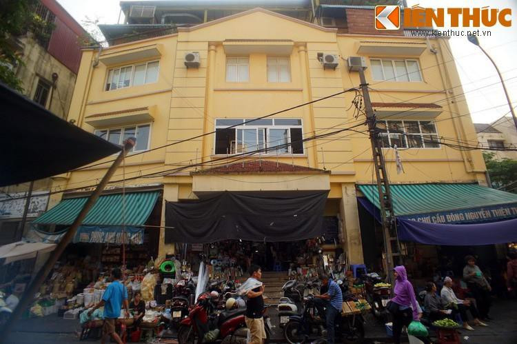 3. Nằm ở đầu phố Cầu Đông, cạnh chợ Đồng Xuân, chợ Cầu Đông là một khu chợ được mở sau khi chợ Đồng Xuân được xây lại năm 1991. Chợ được xây cao tầng khang trang, cổng chính hướng ra phố Nguyễn Thiện Thuật, cổng phụ thông ra phố Cầu Đông.