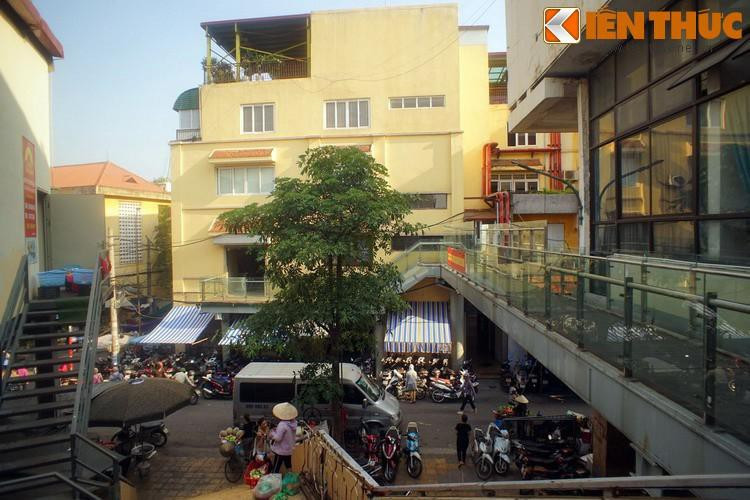 Do chợ Cầu Đông là một chợ mới xây và lại nằm sát chợ Đồng Xuân nổi tiếng nên có khá nhiều người Hà Nội không biết đến sự tồn tại của khu chợ này, hoặc nghĩ rằng đây chỉ là một phần mở rộng của chợ Đồng Xuân.