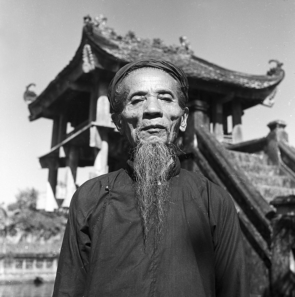 Cụ ông bên chùa Một Cột, thập niên 1950. Ảnh: Raymond Cauchetier.