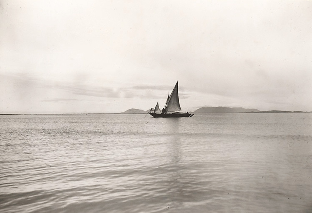 Một con thuyền căng buồm ra khơi.