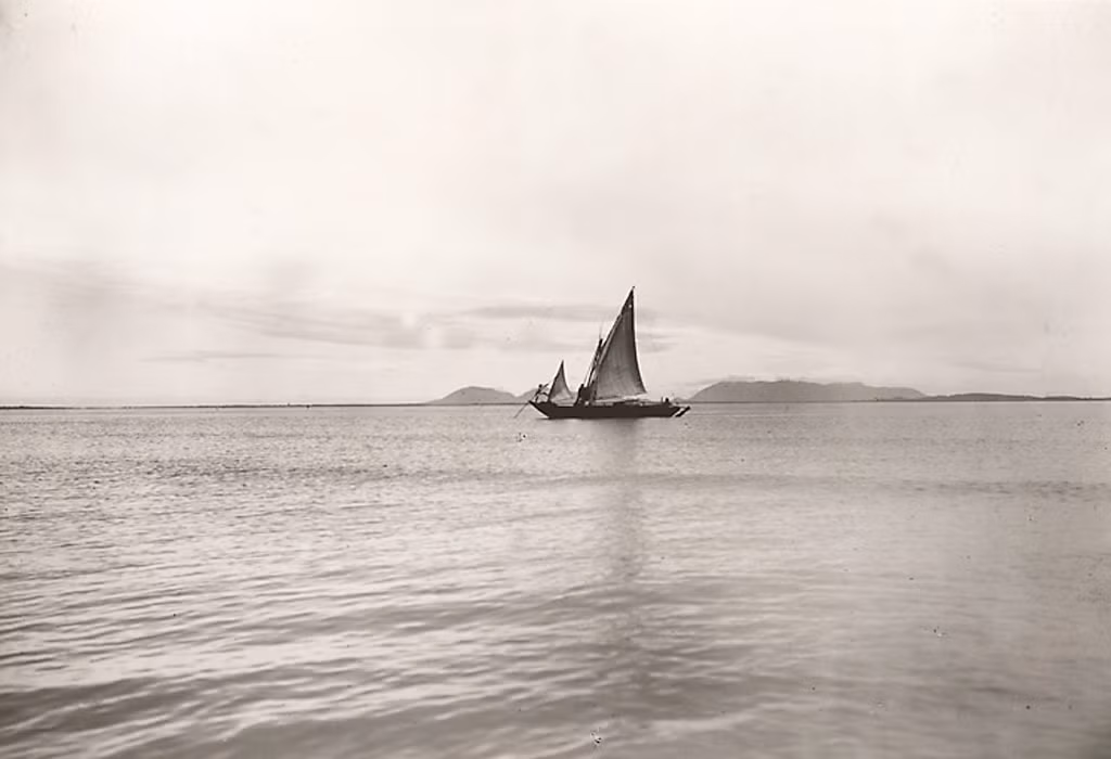 Một con thuyền căng buồm ra khơi.