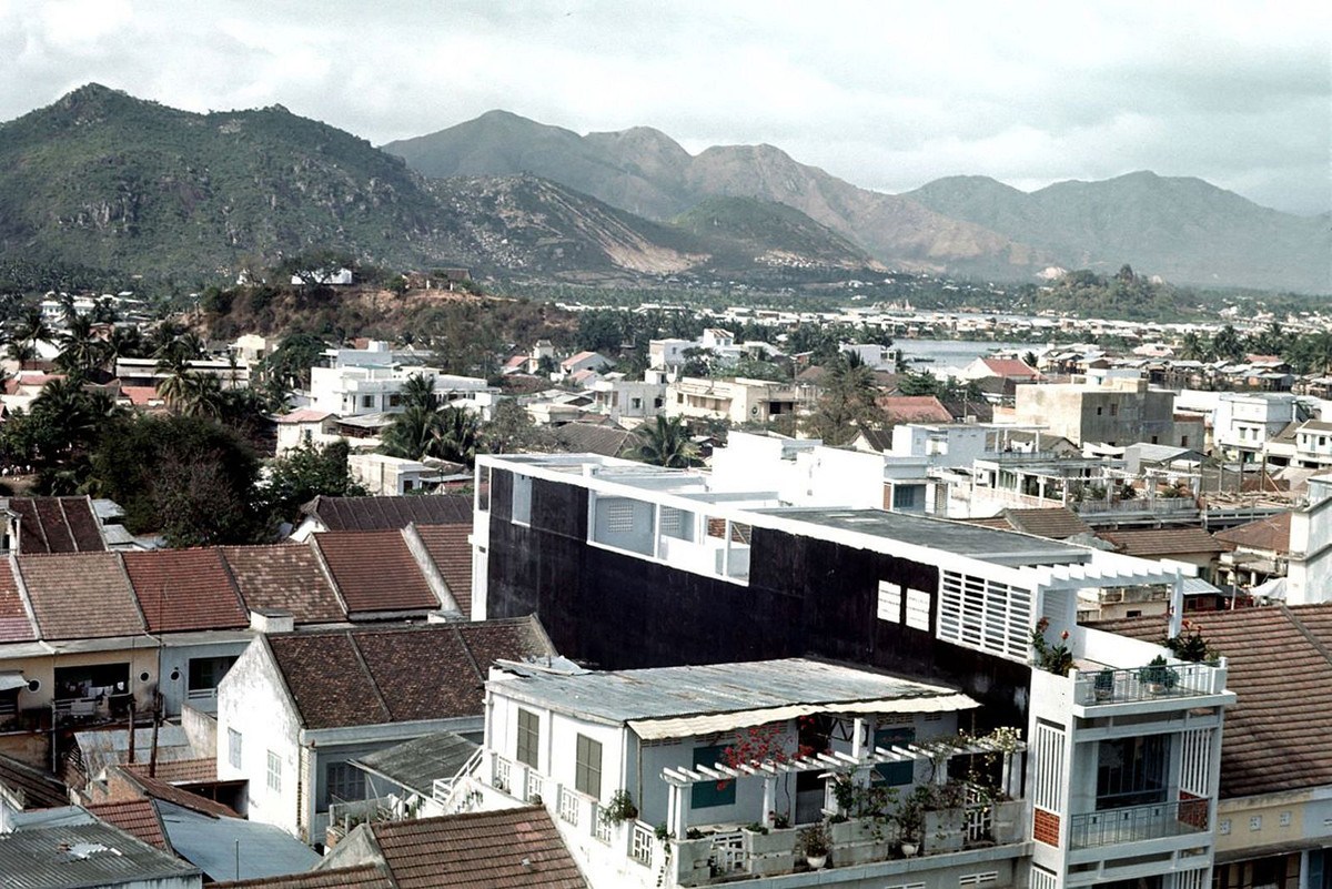 Những dãy núi ở phía Tây Nha Trang. Tháp Po Nagar nằm ở góc trên bên phải.